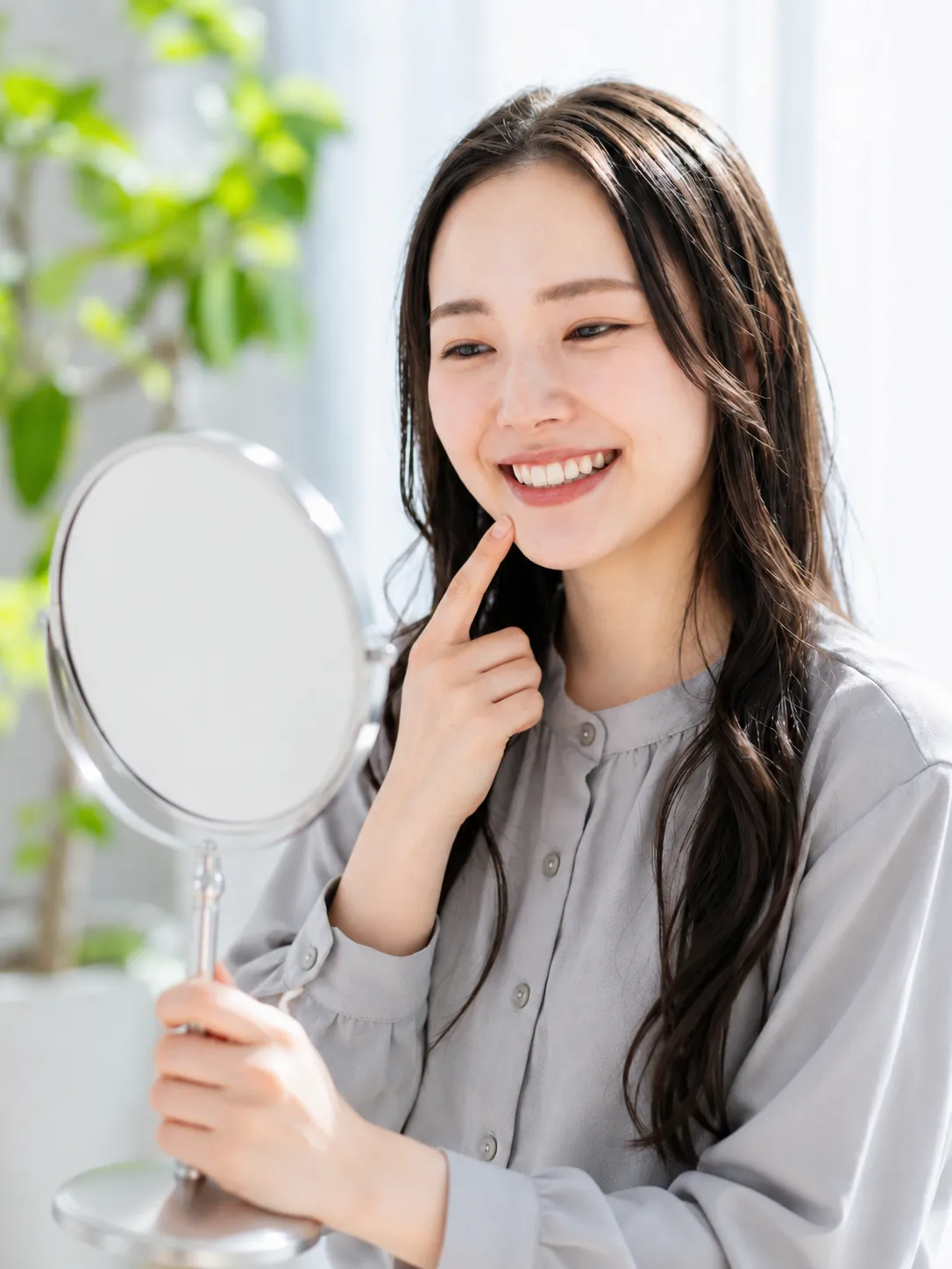 マウスピースを持っている女性の写真